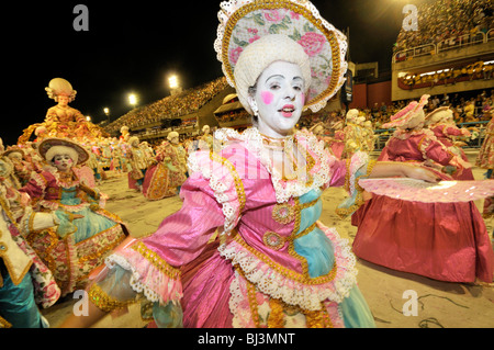 Sambaschule Unidos Porto da Pedra, Frau in barocken Kostümen, Karneval 2010, Sambodromo, Rio De Janeiro, Brasilien, Süd Ameri Stockfoto