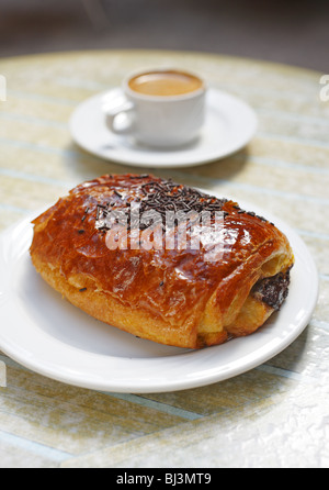 Schoko Croissant und Kaffee Stockfoto