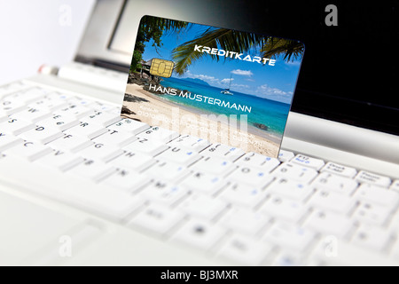 Kreditkarte auf einem PC, Notebook, symbolisches Bild für Online-Buchung Urlaub Stockfoto