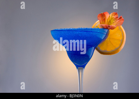 Blue Hawaii oder Blue Hawaiian mit Garnierung auf die markierten Hintergrund Stockfoto