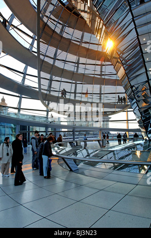 Besucher im Reichstag, Berlin, Deutschland Stockfoto
