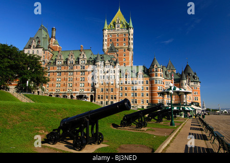 Alte Kanonen auf der Promenade vor dem Hotel Fairmont Le Château Frontenac, Quebec City, Kanada Stockfoto