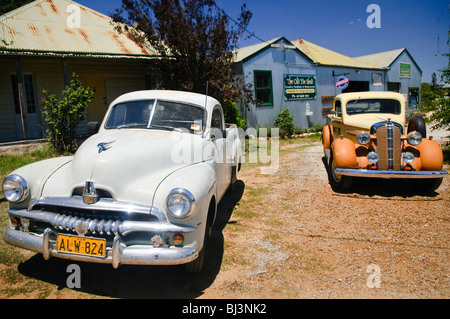 DALGETY, Australien – DALGETY, Australien – australische Oldtimer, darunter ein klassischer Holden Ute, in Dalgety im Outback von New South Wales. Die kleine ländliche Stadt Dalgety liegt ruhig am Ufer des Snowy River. Historische Gebäude säumen die Hauptstraße und spiegeln das Erbe der Stadt als einst vorgeschlagener Ort für Australiens nationale Hauptstadt wider. Stockfoto