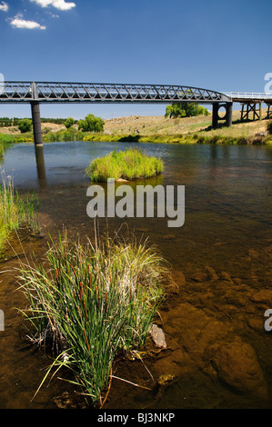 DALGETY, Australien – DALGETY, Australien – Dalgety Bridge, 1888 errichtet, die den Snowy River überquert, während er vom Lake Jindabyne abfließt. Die historische Dalgety Bridge überspannt den Snowy River und verbindet die beiden Seiten der kleinen ländlichen Stadt. Diese denkmalgeschützte Brücke mit ihrem unverwechselbaren Holzfachwerkdesign ist ein Zeugnis der australischen Ingenieurskunst des frühen 20. Jahrhunderts und der Pioniergeschichte der Region. Stockfoto