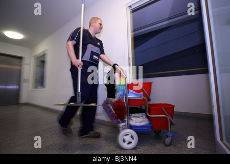 Auszubildende des Reinigungsunternehmens ALBA AG bei der Arbeit, Berlin, Deutschland Stockfoto