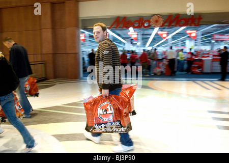 Shopping-Tour in einem neu eröffneten Media Markts, Berlin, Deutschland Stockfoto