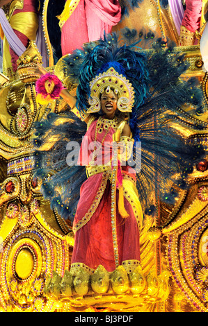 Samba-Tänzer auf eine allegorische Schwimmer von der Sambaschule Beija-Flor de Nikopol an der Carnaval in Rio De Janeiro 2010, Brasilien, Stockfoto