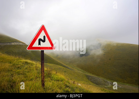 Straßenschild auf dem Weg zum Forca di Presta Pass, Monte Sibillini, Apennin Gebirge, Marken, Italien, Europa Stockfoto