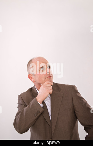 Mann nachdenklich sein Kinn reiben Stockfoto