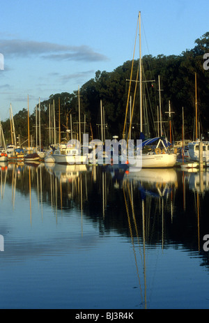 Boote im Hafen von Morro Bay, Kalifornien im Wasser gespiegelt. Stockfoto
