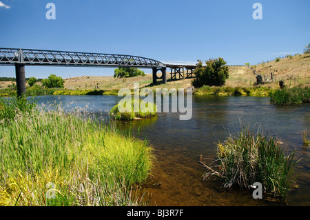 DALGETY, Australien – DALGETY, Australien – Dalgety Bridge, 1888 errichtet, die den Snowy River überquert, während er vom Lake Jindabyne abfließt. Die historische Dalgety Bridge überspannt den Snowy River und verbindet die beiden Seiten der kleinen ländlichen Stadt. Diese denkmalgeschützte Brücke mit ihrem unverwechselbaren Holzfachwerkdesign ist ein Zeugnis der australischen Ingenieurskunst des frühen 20. Jahrhunderts und der Pioniergeschichte der Region. Stockfoto