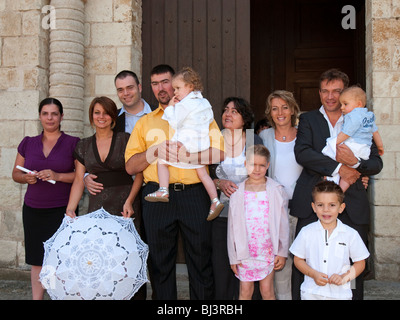 Familiengruppe außerhalb der katholischen Kirche nach der Taufe Zeremonie - Indre-et-Loire, Frankreich. Stockfoto