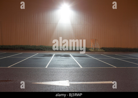 Leeren Sie Parkplatz Bucht Markierungen und einer Lotnummer Pfeil von rechts nach links im DIRFT Lager Logistikpark. Stockfoto