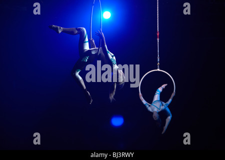 Zirkus-Akrobaten führen hoch oberhalb des Abschlussprüfers Ernst & junge Mitarbeiter während eines Unternehmens, die, das Akademie Tag 3.000 Mitarbeiterinnen und Mitarbeiter statt. Stockfoto