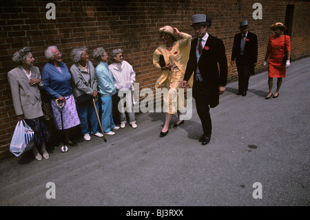 Fünf ältere Frauen auf Zuschauer sehen die Hoi-Palloi außerhalb der berühmten Pferderennbahn Ascot am Ladies' Day. Stockfoto