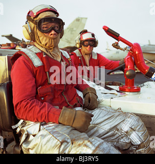 Absturz und Bergung Besatzungsmitglieder an Bord der US-Marine Flugzeugträger USS Harry S Truman, sitzen an einem Feuer-Fahrzeug auf dem Schiffsdeck. Stockfoto