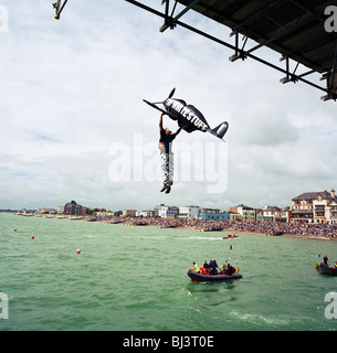 Ein Konkurrent in der Jahresveranstaltung Birdman Bognor versucht zu fliegen in Bognor Regis. Stockfoto