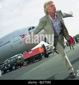 Jungfrau Vorsitzender Sir Richard Branson führt vor den Medien während einer Werbung Einführung von Virgin Atlantic Airbus A340 Stockfoto