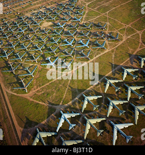 Die letzten verbleibenden b-52 Bombern aus der Zeit des Kalten Krieges sind im Raster in der trockenen Wüste in der Nähe von Tucson Arizona. Stockfoto