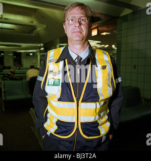 Ein United Airlines Ramp Agent steht im terminal Gebäude der Chicago O' Hare Flughafen bevor Sie fortfahren seine Airside-Schicht. Stockfoto