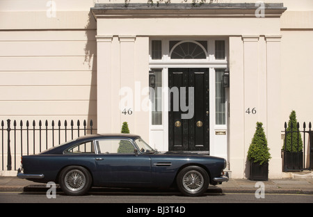 Eine klassische Aston Martin DB5 ist vor Nummer 46, Chester Square SW1 in Londons Belgravia geparkt. Stockfoto