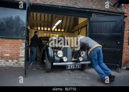 Ein 1937 Bugatti Typ 57s Atalante Sportwagen, unberührt seit 50 Jahren zum ersten Mal vor einem Bonhams Auktion in der Vorschau angezeigt. Stockfoto