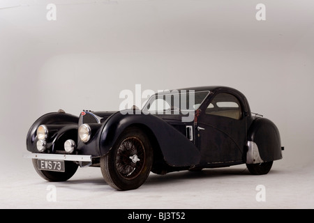 Ein 1937 Bugatti Typ 57s Atalante Sportwagen, unberührt seit 50 Jahren zum ersten Mal vor einem Bonhams Auktion in der Vorschau angezeigt. Stockfoto