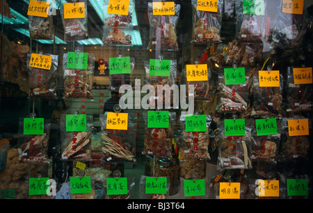 Schaufenster eines Ladens traditionelle chinesische Medizin in Tsim Sha Tsui, Hongkong. Stockfoto