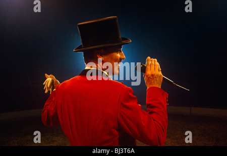 Ein Zirkusdirektor kündigt den nächsten Akt während einer Nachmittagsvorstellung von Gerry Cottle Zirkus in Nord-London. Stockfoto