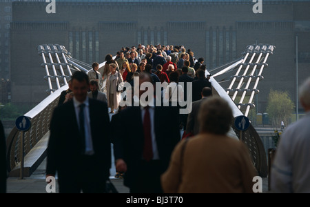 Fußgänger überqueren Sie in Frühlingssonne neu neu eröffnete Millennium Bridge auf der Londoner Themse. Stockfoto