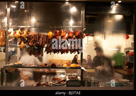 Dampfenden Fenster von einem chinesischen Restaurant in Londons Chinatown Bezirk, Formen und Formen der Küche Mitarbeiter und Kunden. Stockfoto