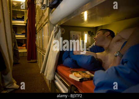 Ein Royal Navy Junior Rating in seiner Koje an Bord der HMS Vigilant, 16.000 Tonnen, 150 m lange Vanguard-Klasse Atom-u-Boots. Stockfoto