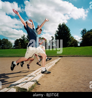 Touristen Ausfallschritt über original 4.Jh. Start-/Ziellinie im Stadion (Stadion) im antiken Olympia, der Geburtsstätte der Leichtathletik. Stockfoto