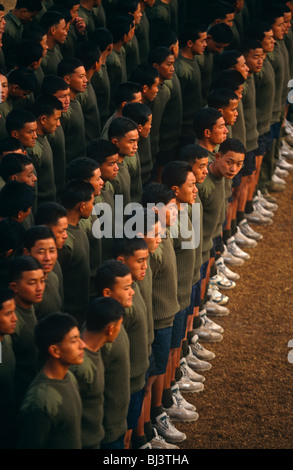 Neue Rekruten des britischen Royal Gurkha Regiment erfahren Sie, für ihre offiziellen Foto in ihre Armee-Camp in Pokhara parade. Stockfoto