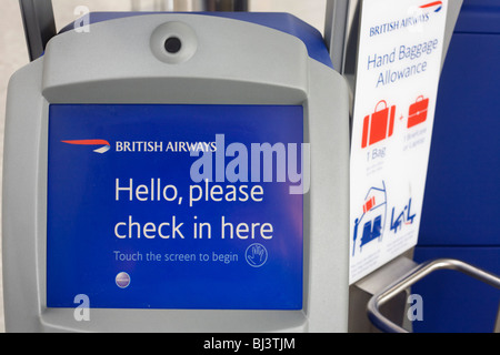 Nahaufnahme Detail eines der British Airways check-in Automaten im internationalen Check-in am Flughafen Heathrow Terminal 5. Stockfoto