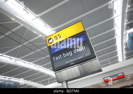 Flughafen Heathrow terminal 5 Fast Bag Drop eine Woche vor der offiziellen Eröffnung. Stockfoto