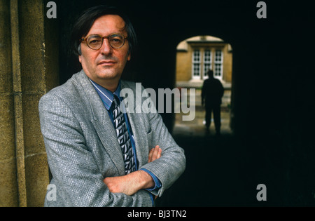 Politikwissenschaftler John Gray, steht in Tür tragen graue Jacke und Runde-Frame Brille im Viereck des Jesus College. Stockfoto