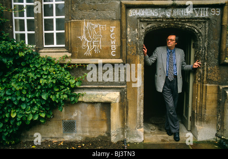 Politikwissenschaftler John Gray, steht in Tür tragen graue Jacke und Runde-Frame Brille im Viereck des Jesus College. Stockfoto