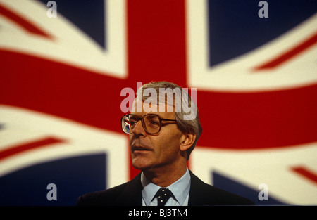 British Prime Minister John großen richtet seine Parteitag der Konservativen in Brighton vor Union Jack-Flagge. Stockfoto