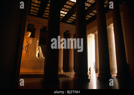 Ein Tourist ist in der Skala unterhalb der Washington DC-Gedenkstätte für Abraham Lincoln, 16. Präsident der Vereinigten Staaten in den Schatten gestellt. Stockfoto