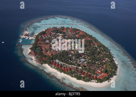 Eine Luftaufnahme von einer unbekannten Insel Community gesehen von einem Regionalflugzeuge vorbei an overhead maledivischen Atolle und Inseln Stockfoto