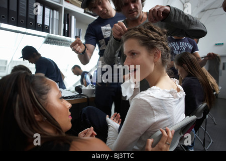 Make-up und Hair Stylisten bereit ein Modell vor der Couturier Margaret Howell Fashion Week Show. Stockfoto