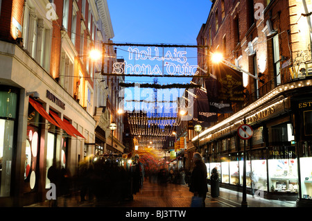 Weihnachtsbeleuchtung Dekorationen Wicklow Street Dublin Stadt Irlands traditionelle Gruß Frohe Weihnachten an euch im gälischen Stockfoto