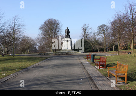 Statue von Andrew Carnegie im Pittencrieff Park Dunfermline Fife Schottland März 2010 Stockfoto