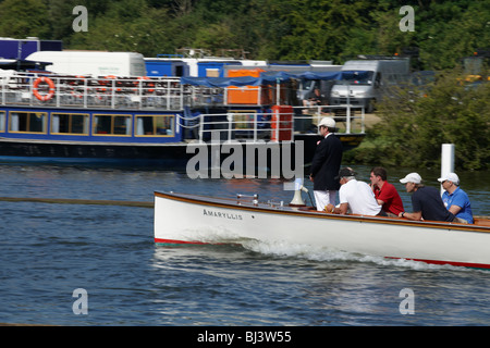 Schiedsrichter im Anschluss an Rennen in Henley Regatta Stockfoto