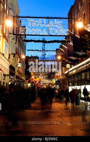 Weihnachtsbeleuchtung Dekorationen Wicklow Street Dublin Stadt Irlands traditionelle Gruß Frohe Weihnachten an euch im gälischen Stockfoto