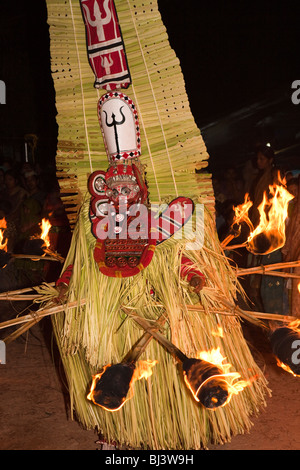Theyyam, uralte Ritual Agni-Ghandakaran in Trance tanzen von Fackeln umgeben, Cannanore (Kannur), Kerala, Indien Stockfoto