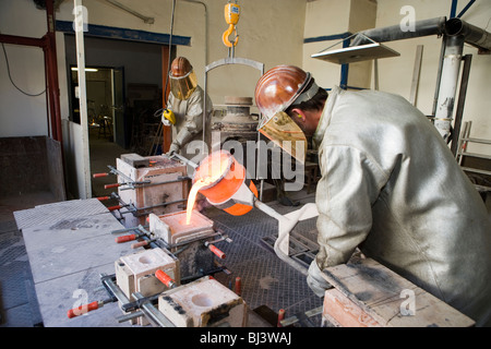 Arbeiter in einer Kunstgiesserei, Wiesbaden, Deutschland Stockfoto