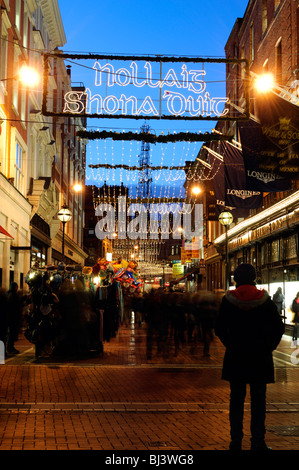 Weihnachtsbeleuchtung Dekorationen Wicklow Street Dublin Stadt Irlands traditionelle Gruß Frohe Weihnachten an euch im gälischen Stockfoto