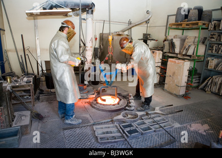 Arbeiter in einer Kunstgiesserei, Wiesbaden, Deutschland Stockfoto